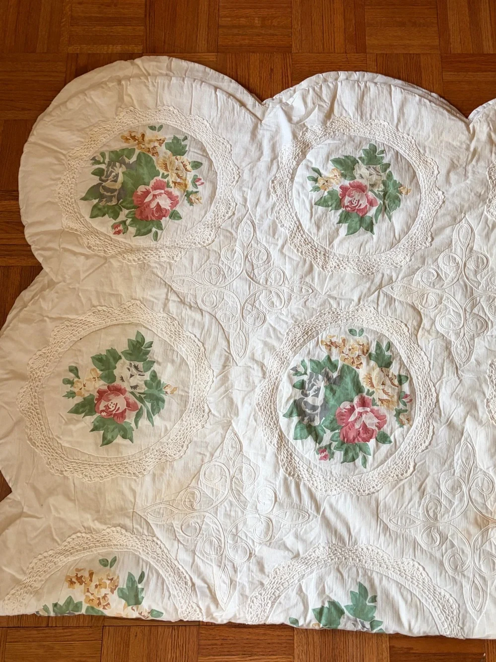 Vintage Cottagecore Floral Quilt Bedspread - Rose Medallions with Scalloped Edge